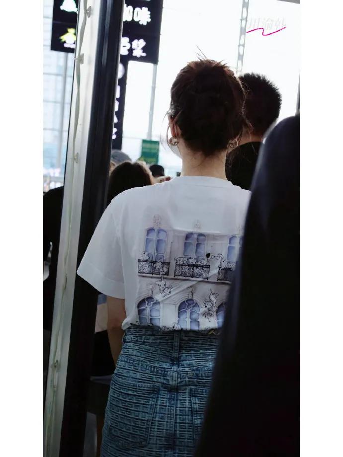 欧阳娜娜近日的机场私服解析，清爽简约又甜酷宜夏！​​​