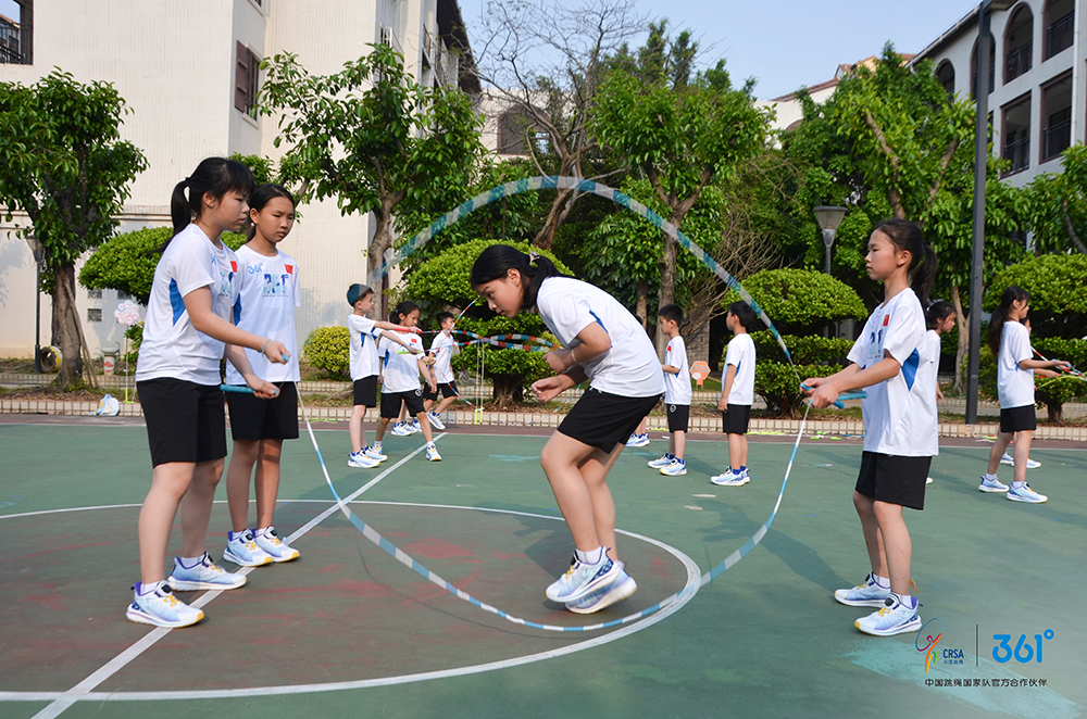 国产儿童足球鞋哪个牌子好(361°儿童签约中国跳绳国家队，“一轴两翼”双驱动发力青少年运动市场)