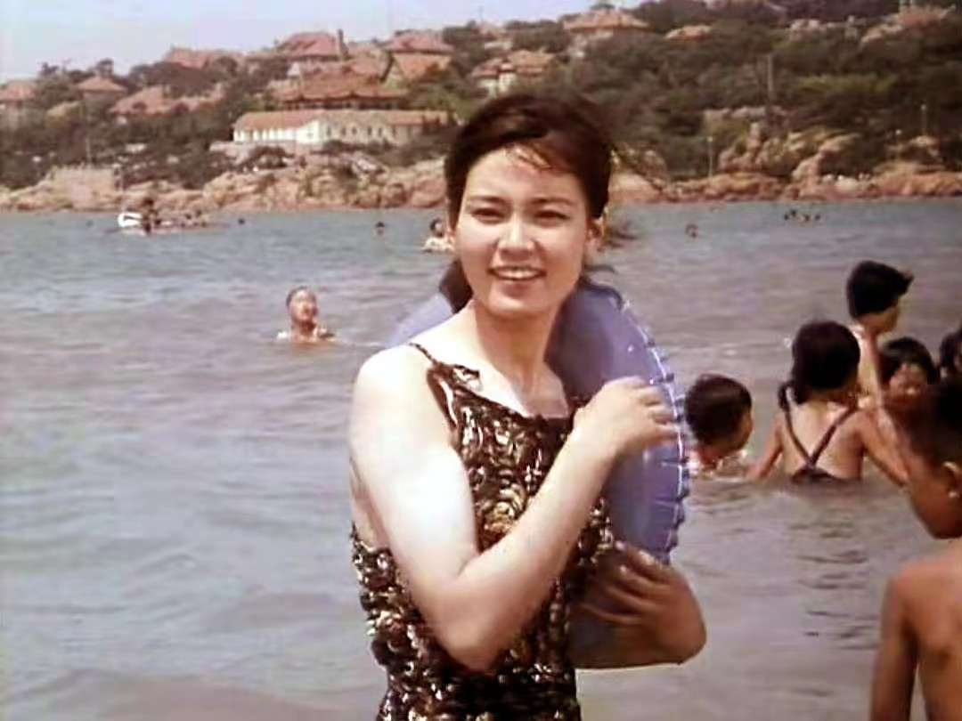 潘虹：离婚36年依旧单身，一生无儿无女，60岁以后有了烦心事