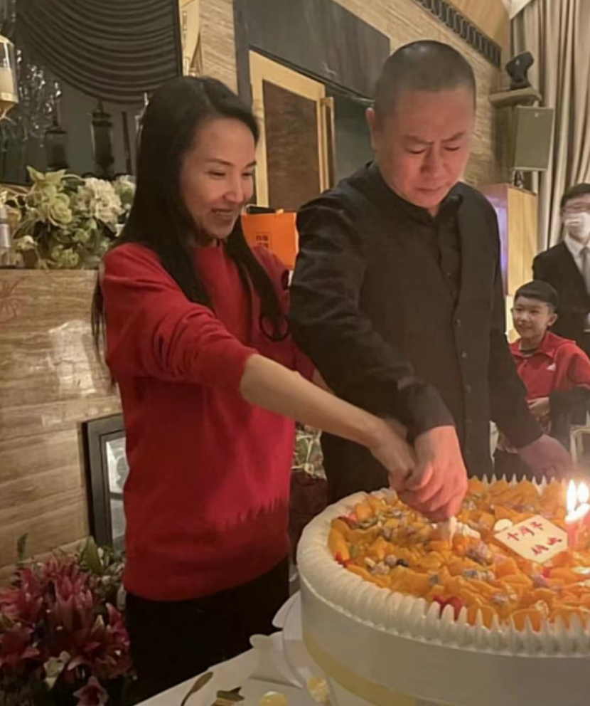 管彤：26岁进央视，41岁结婚，42岁当高龄产妇，今51岁被宠成公主