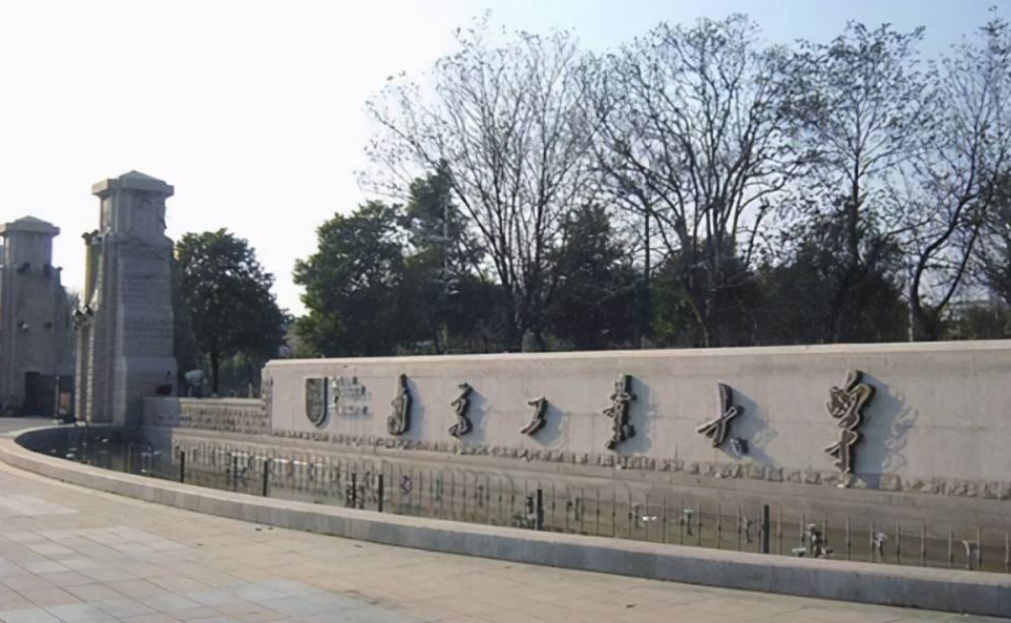 南工大封校，食堂大爷打出“嚣张”标语，学生直言苍天饶过谁