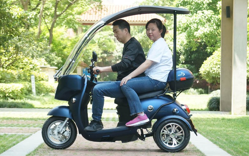 3款带雨棚的电动小三轮来了,最低价不到5000元,适合老年人骑行