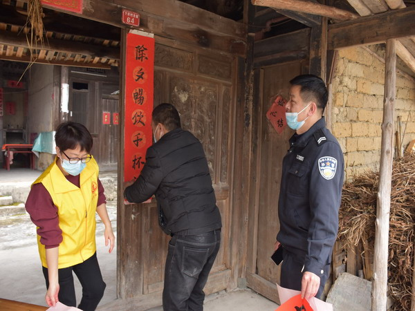 福建省安溪县龙涓乡开展“义写春联送祝福 翰墨飘香迎新春”活动