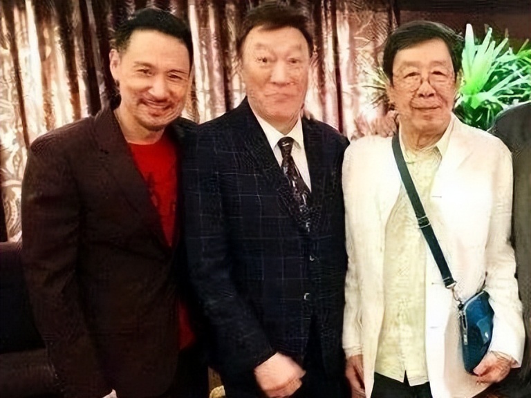 黑帮大佬的美貌女儿：有人隐姓埋名做艺人，有人父亲遗愿不进娱圈