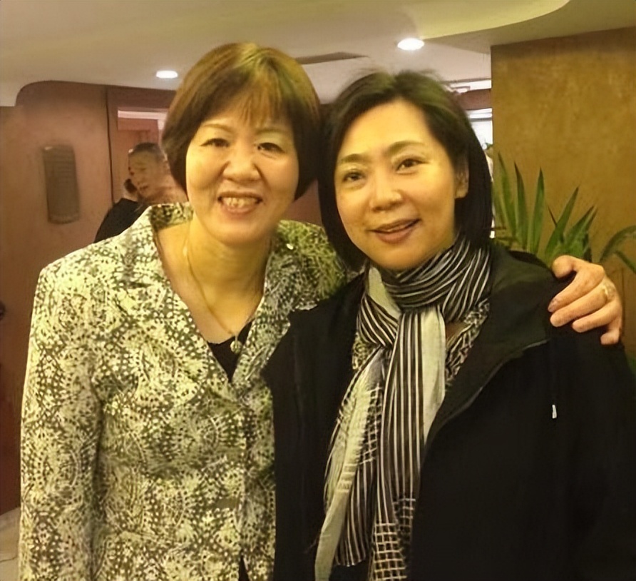女排"五连冠"梁艳:当老板身家过亿,嫁给球迷丈夫,女儿入清华