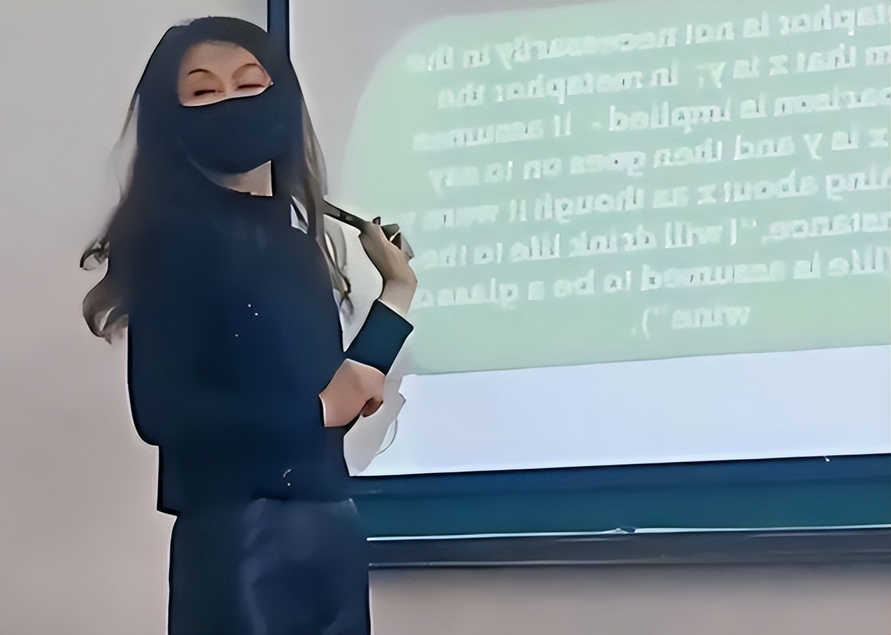 高校老教师打扮尽显雅致，年轻人自愧不如，家长却在线“泼冷水”