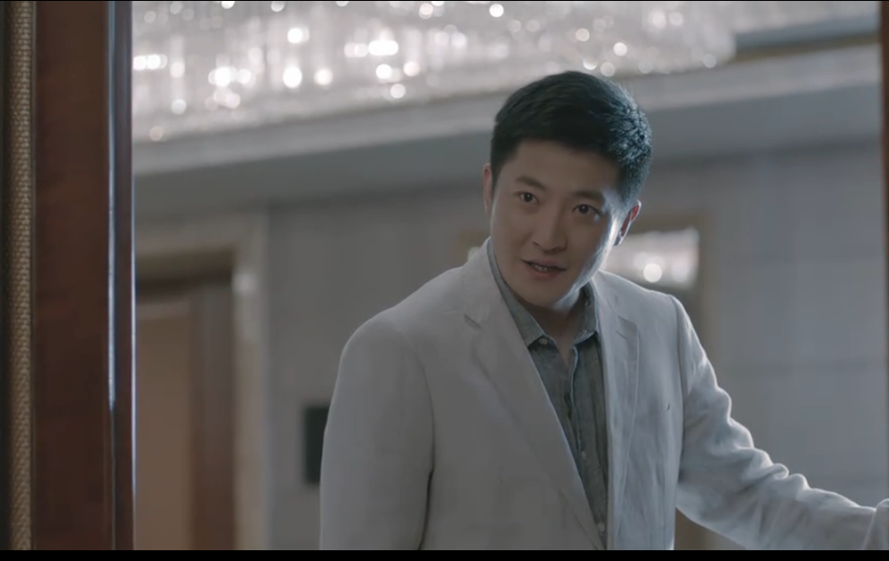 郭京飞饰演黄小仙前男友陆然,按理说,他应该是偏反派的人设,毕竟脚踏