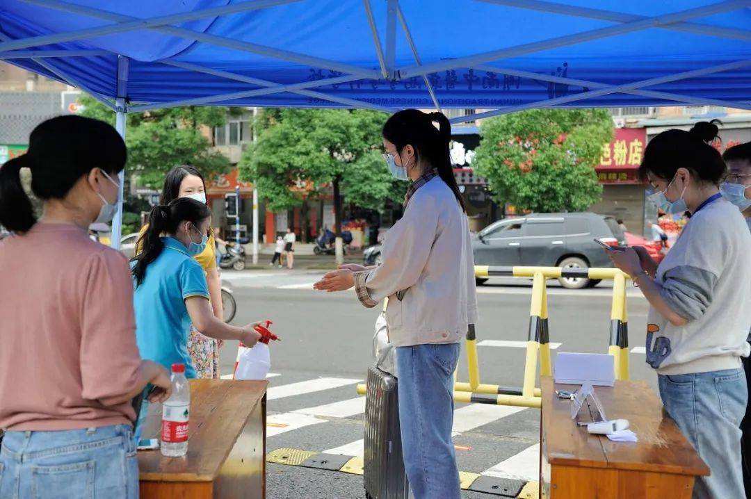 大学生假期封校，学校食堂“幸灾乐祸”，打出一行标语挑衅满满