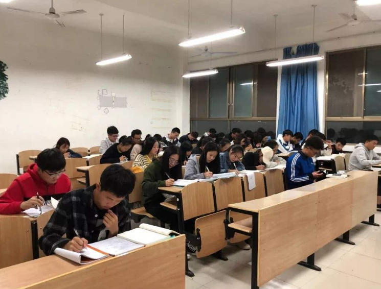 大学里最难熬的6个专业，学生吐槽比高三还累，学生：我想回高中