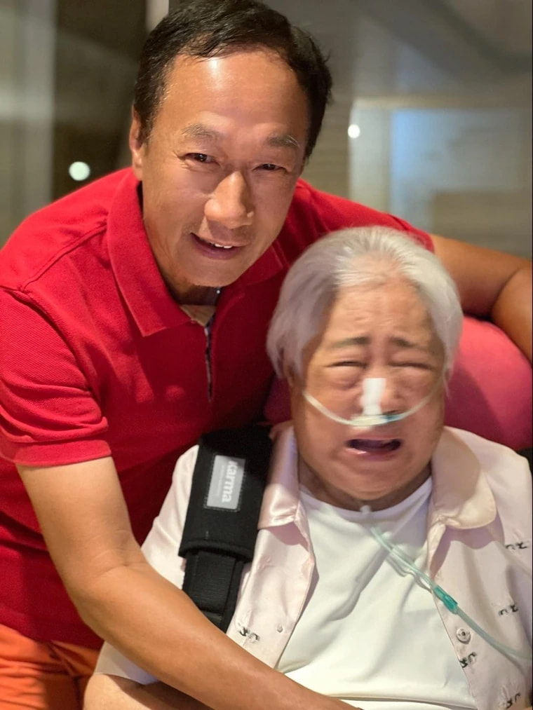 郭台铭携94岁母亲及妻子看蔡琴演唱会，母子俩全程十指紧扣