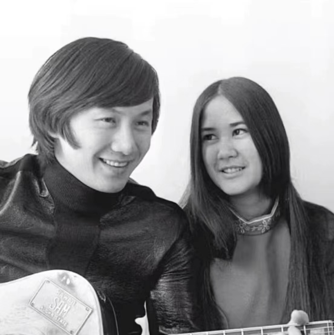 歌王许冠杰一家六口现身，混血妻子身材发福，双胞胎孙子似外国人