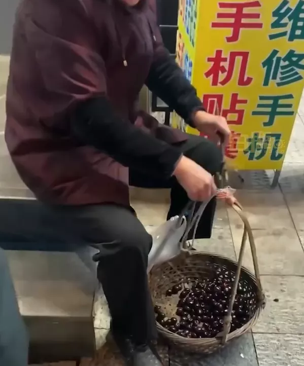 老人五元贱卖车厘子引关注
