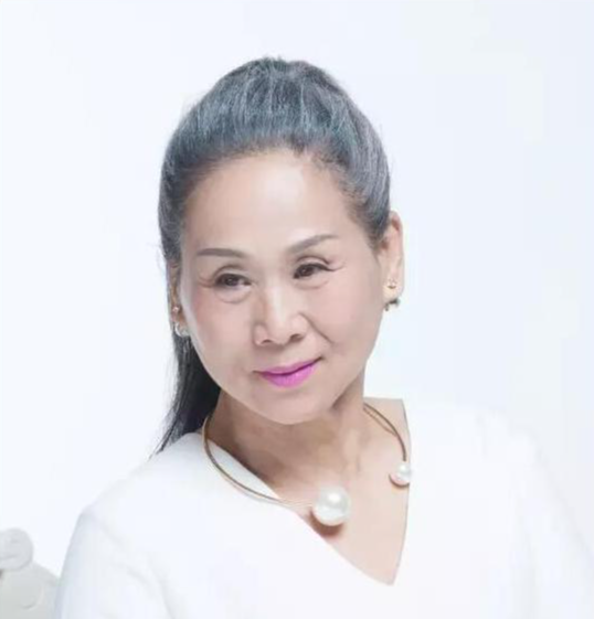 “百亿老太”苇青：荧屏上的扮丑卖惨只是表象，她的故事很励志