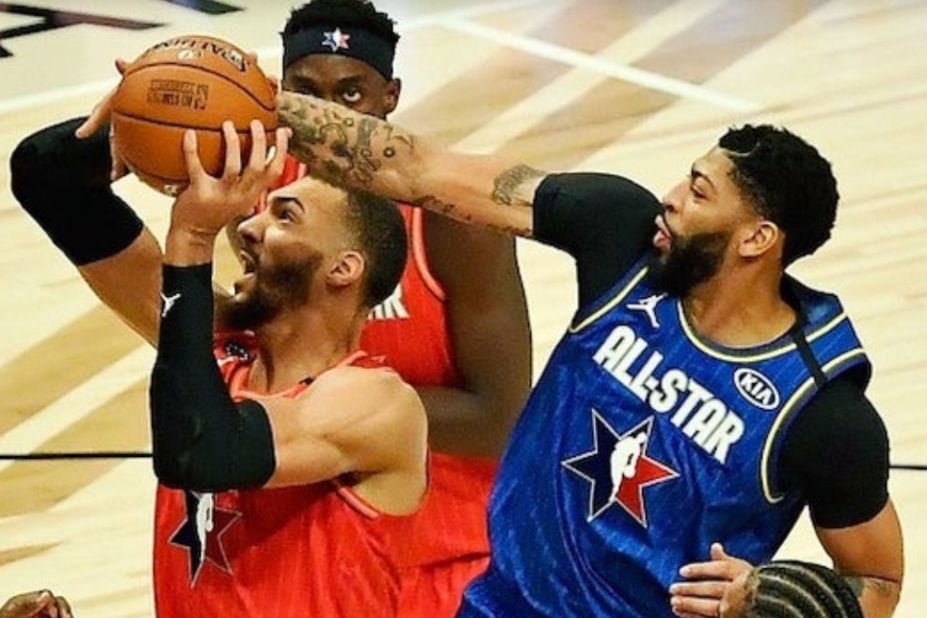 nba为什么身体对抗比以前小(如今NBA是内线凋零的时代，肌肉对比便知差距)