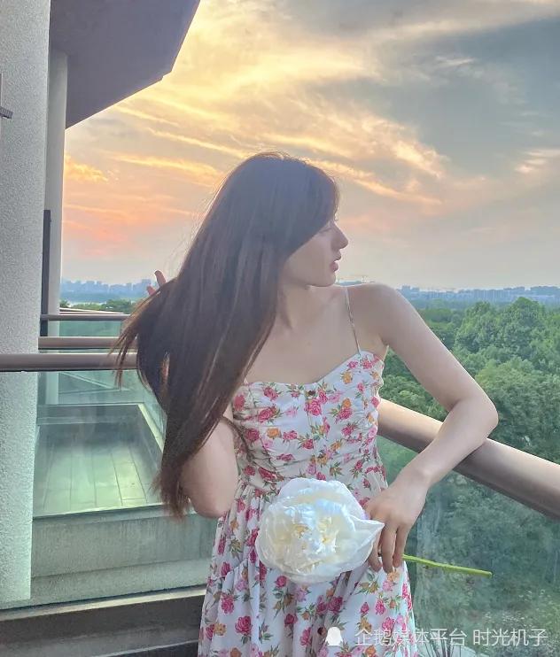 赵露思和宋妍霏撞衫，同一件碎花裙谁更美？