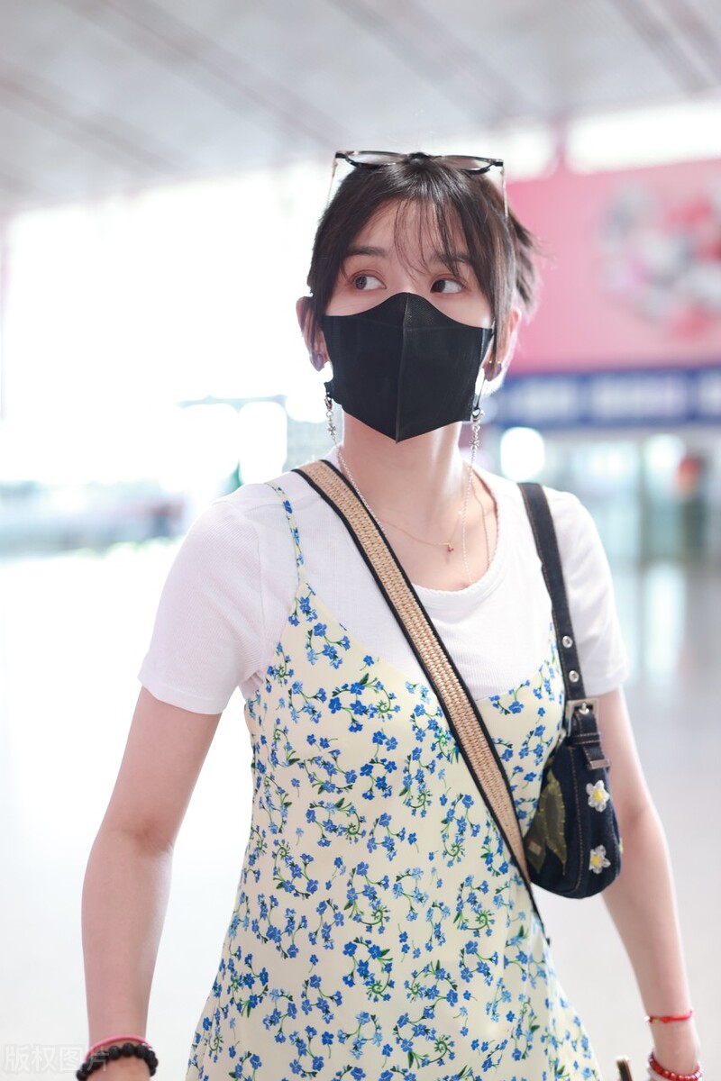 宋祖儿现身北京机场白TEE吊带牛仔混搭元气满满