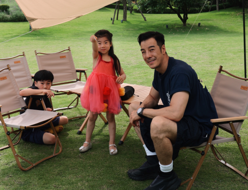 “许大茂”海一天晒全家福，手臂壮实太抢镜，娇妻穿吊带裙炫细腿