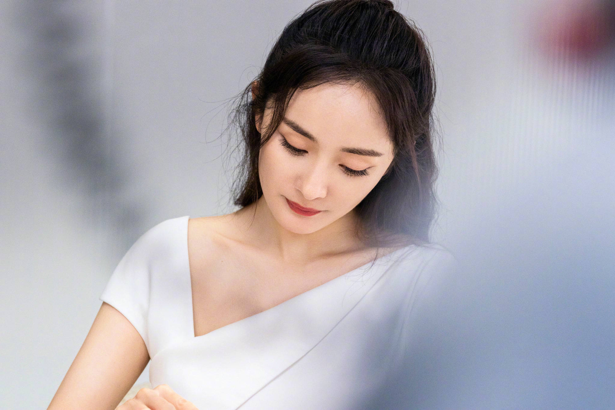 杨幂穿V领白裙小秀纤腰 对镜甜笑锁骨迷人