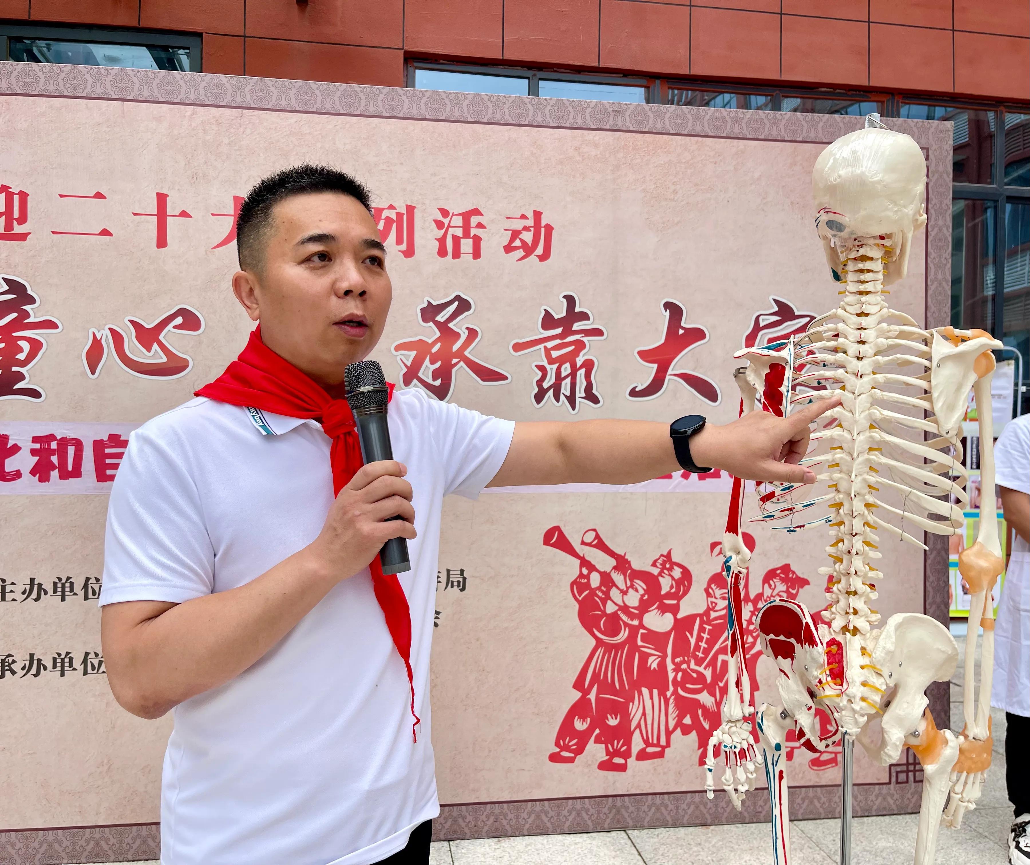 《中医骨诊疗法》市级代表性传承人赵哲勋带领医护团队走进渭南第一小学普及青少年脊柱健康知识