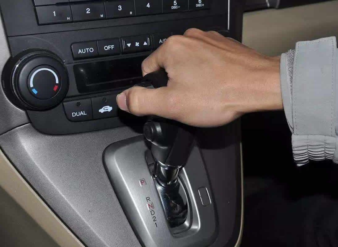 自動擋P、R、N、D、M、S、L，切換時要踩剎車嗎？理論上不需要