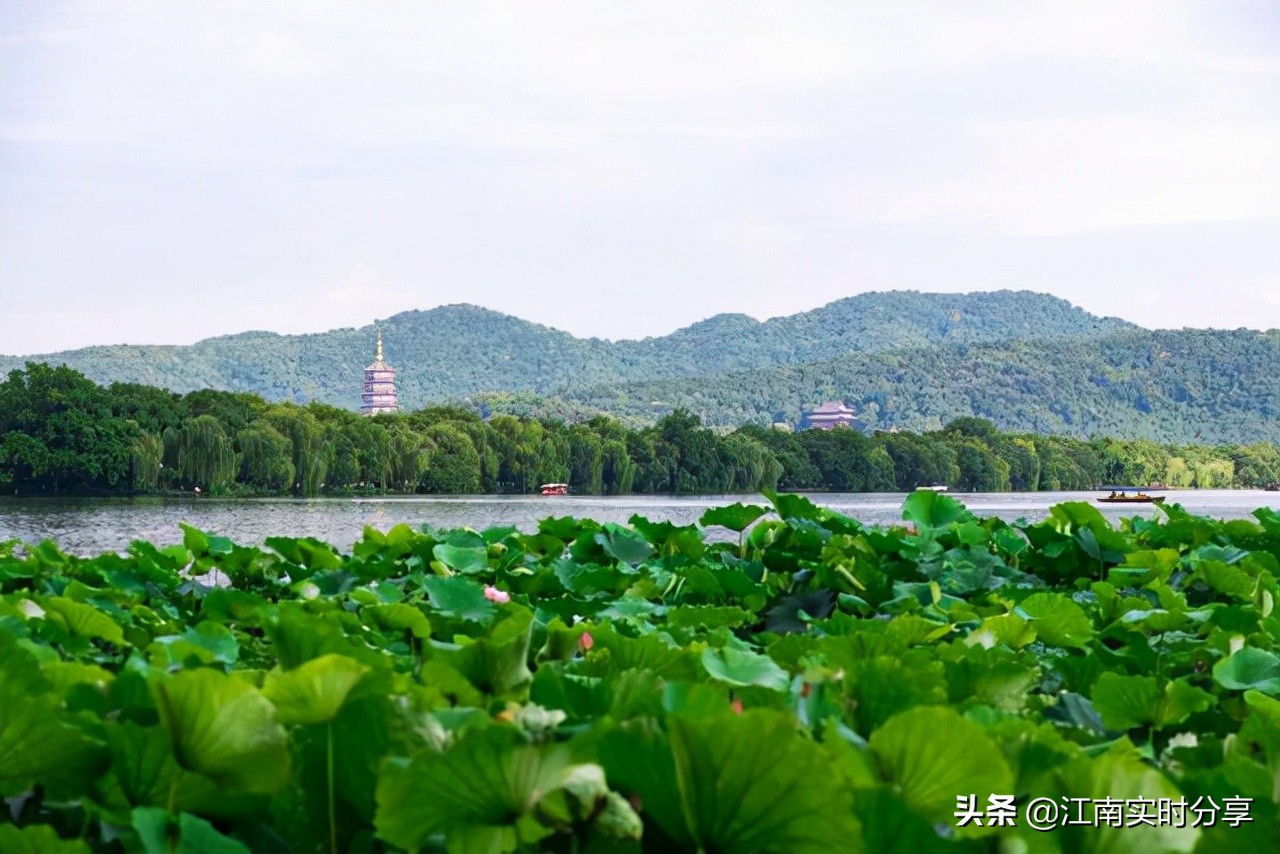雷峰塔位于浙江省杭州市，完全解锁雷峰塔美景，需要五个观赏视角