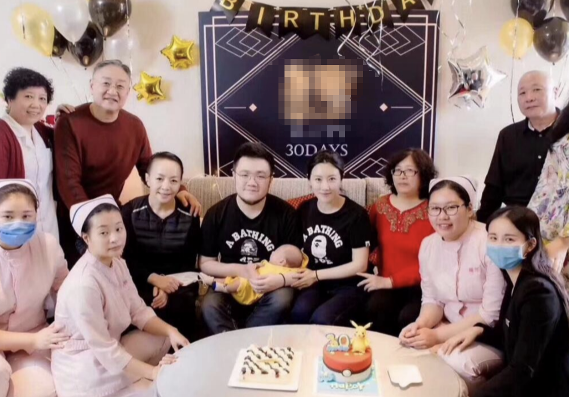 “宋丹丹儿媳”王博谷：嫁小7岁巴图连生两子，和婆婆相处成姐妹