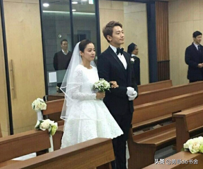 2022巴黎时装周最土CP出圈了！堪比欧阳娜娜搭上了宋小宝