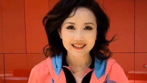 著名歌唱家胡月：嫁给陆剑民，造病历骗父亲，父亲去世后泣不成声