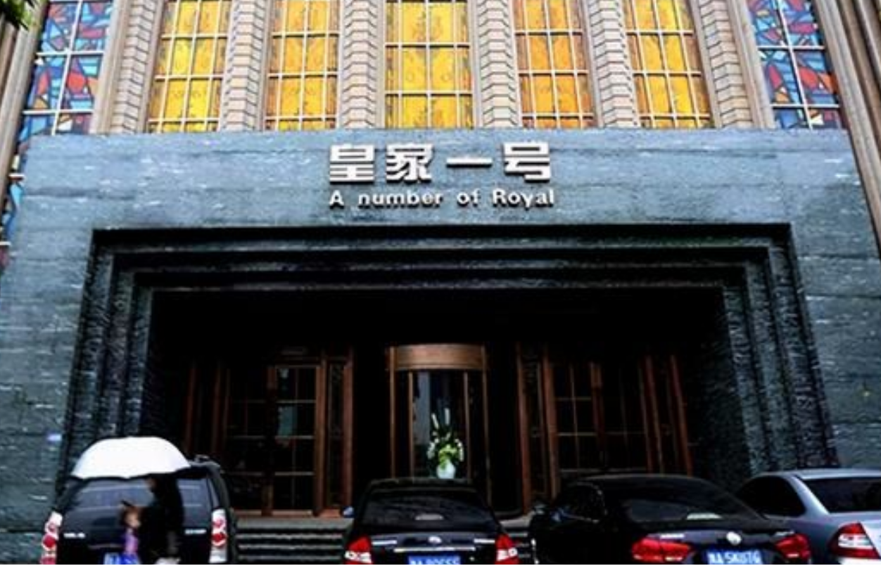 郑州"皇家一号"覆灭史：15辆警用大巴出动，有偿陪侍人员装满10车