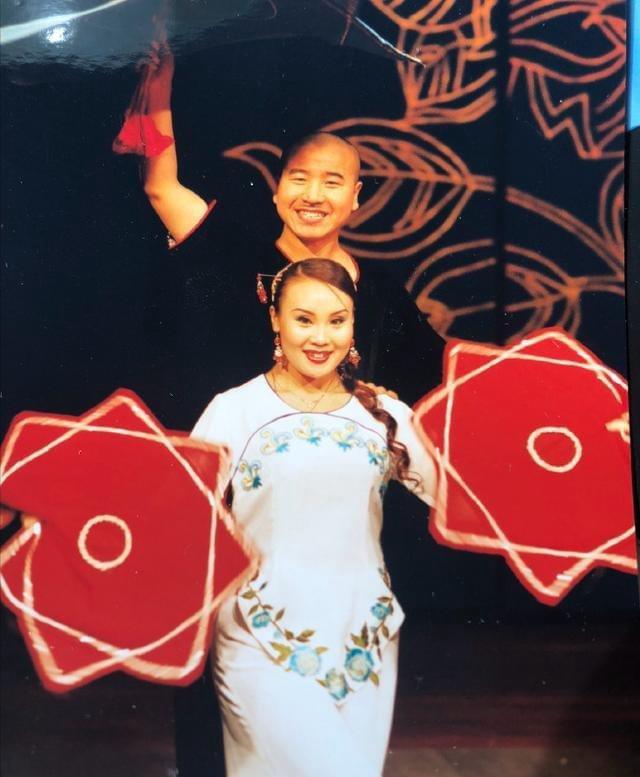 李琳：嫁2婚王小利，丈夫比她大11岁，一家5口3个孩子也幸福