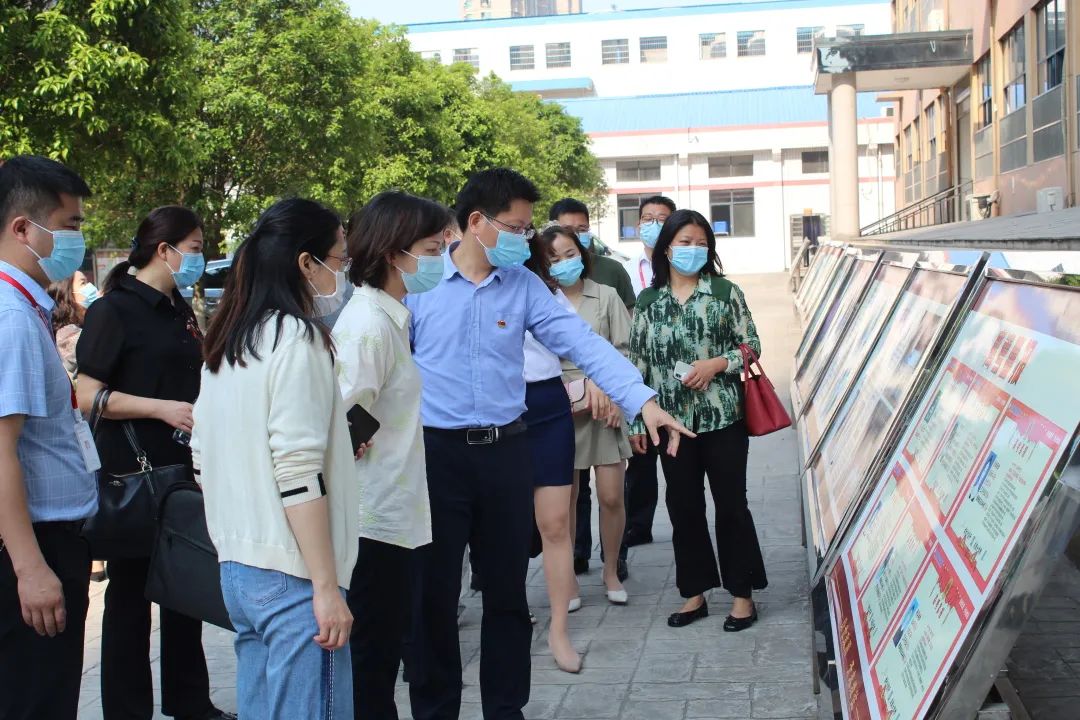 市人大常委会副主任张莹一行莅临学校进行“一法一条例”检查