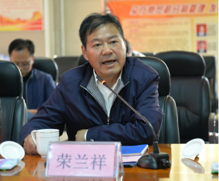 送妻女入狱，跨省打岳父，起底蓝翔创始人一地鸡毛的家族恩怨