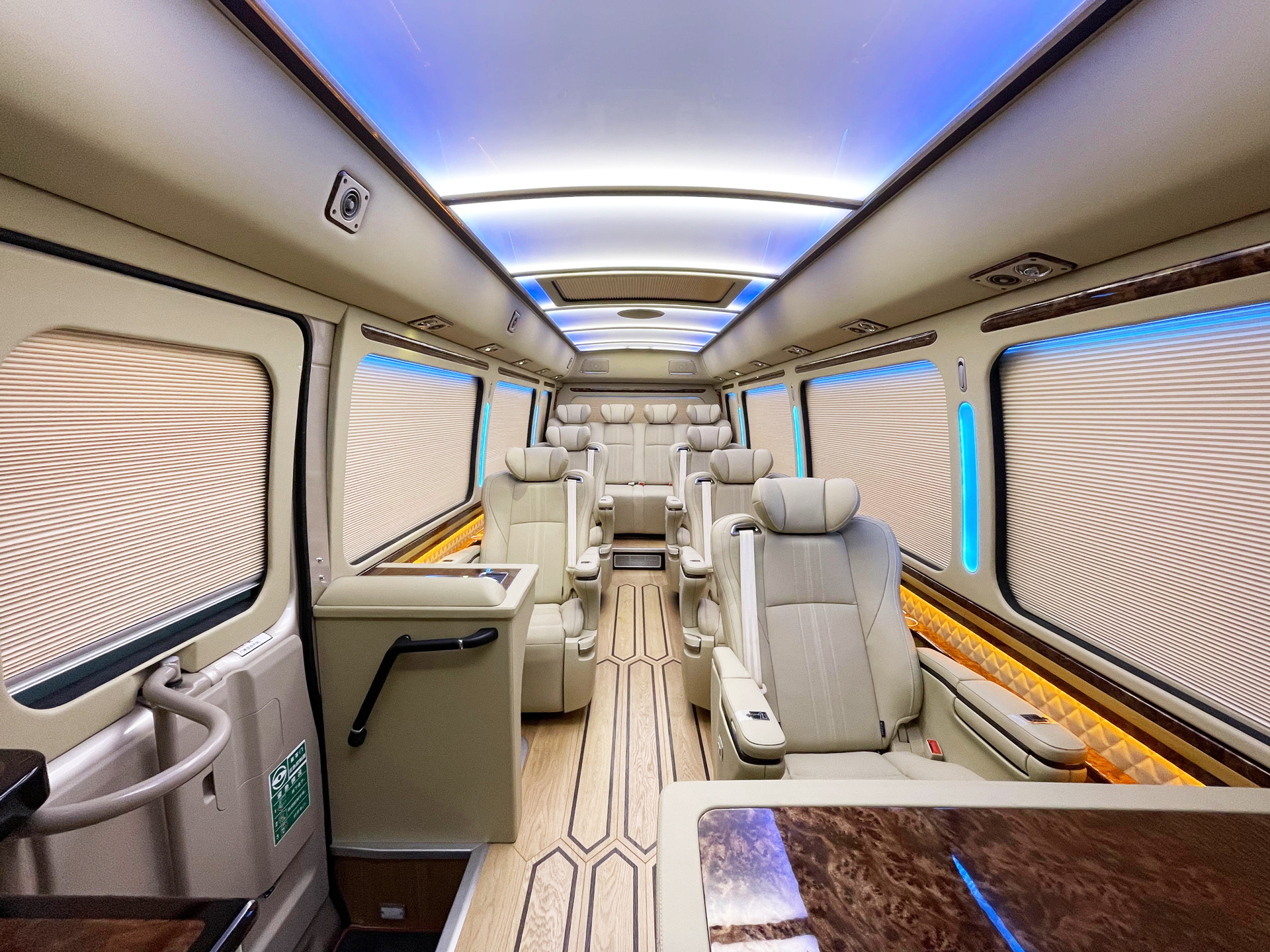 豐田考斯特明星一般存在的車型,內飾獨特尊貴,盡顯成功人士尊貴