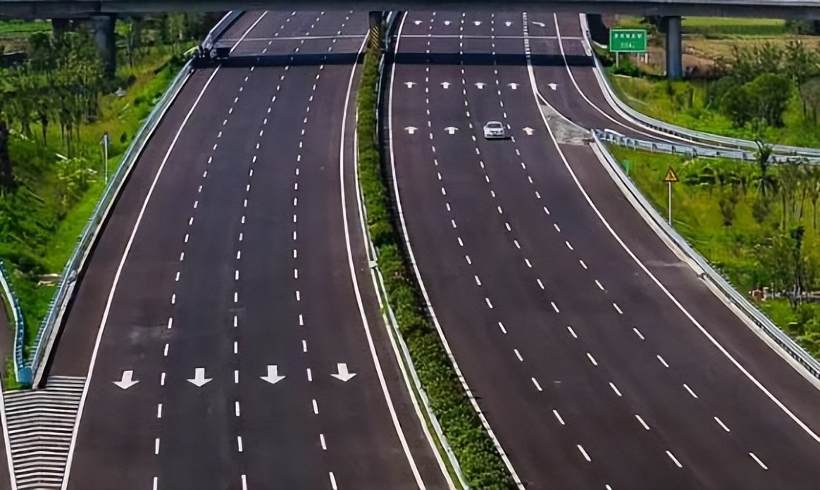 浙江这条高速公路正在向双向8车道推进,遗憾的是设计时速太低