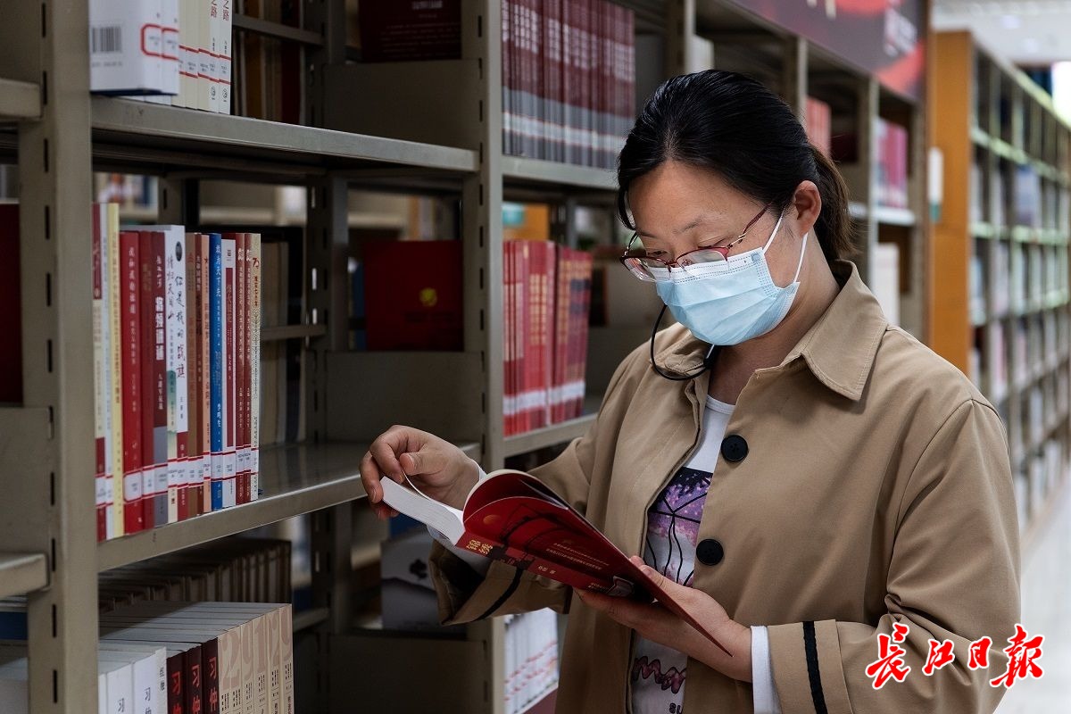 武汉图书馆恢复开放，市民徜徉书海充电