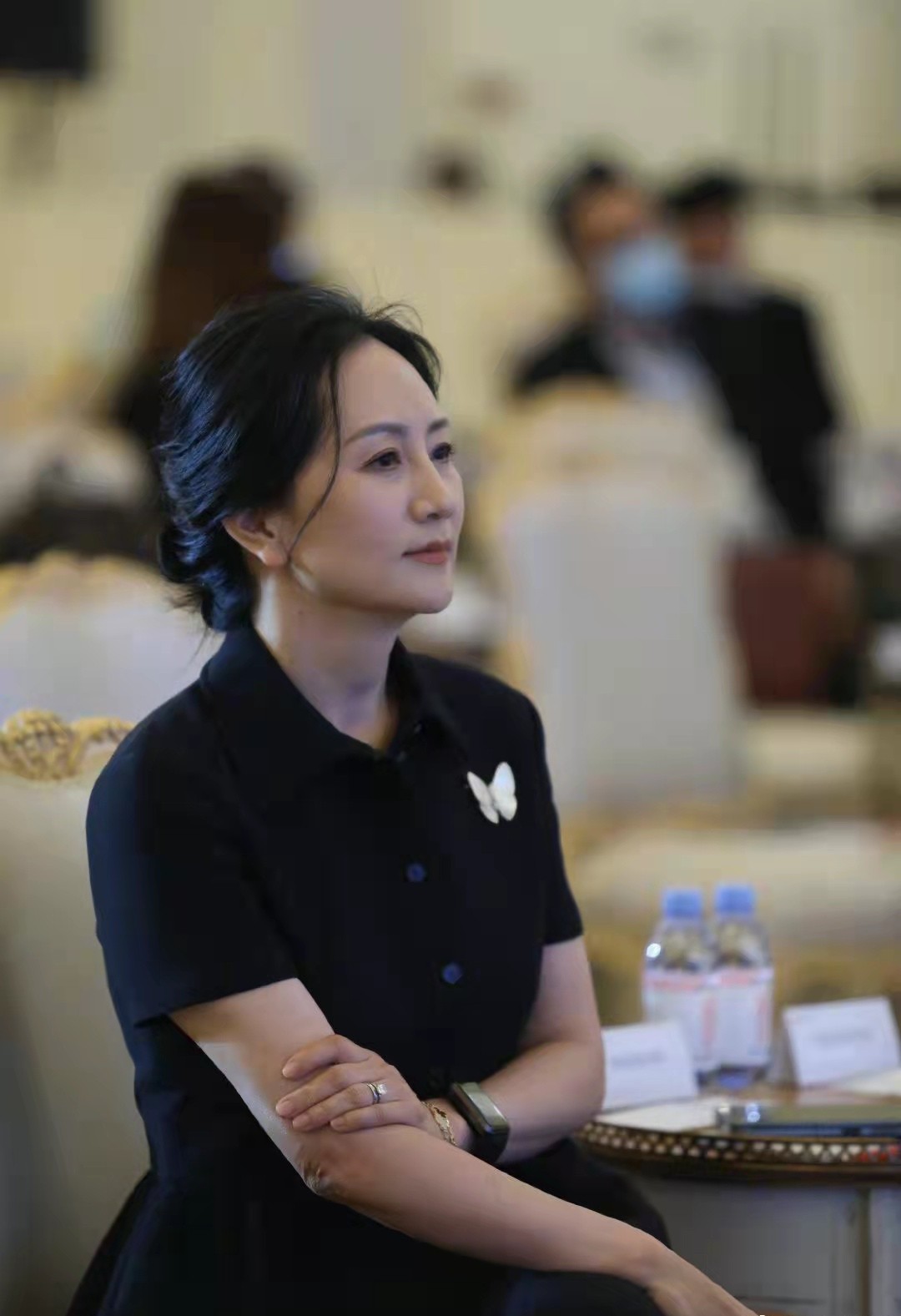 孟晚舟回国后老太快！满脸皱纹显疲惫，发际线后移大脑门抢镜