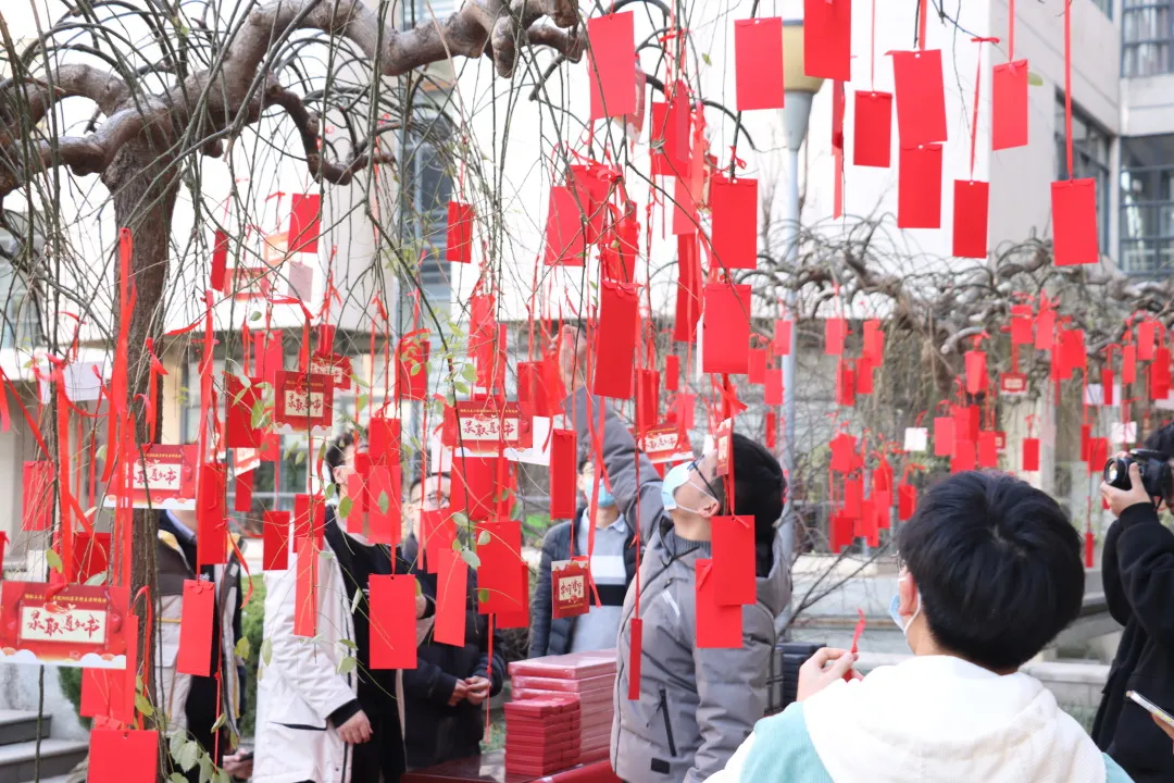 郑州大学土木工程学院如意盲盒暖心送，蟾宫折桂“柿”必“橙”