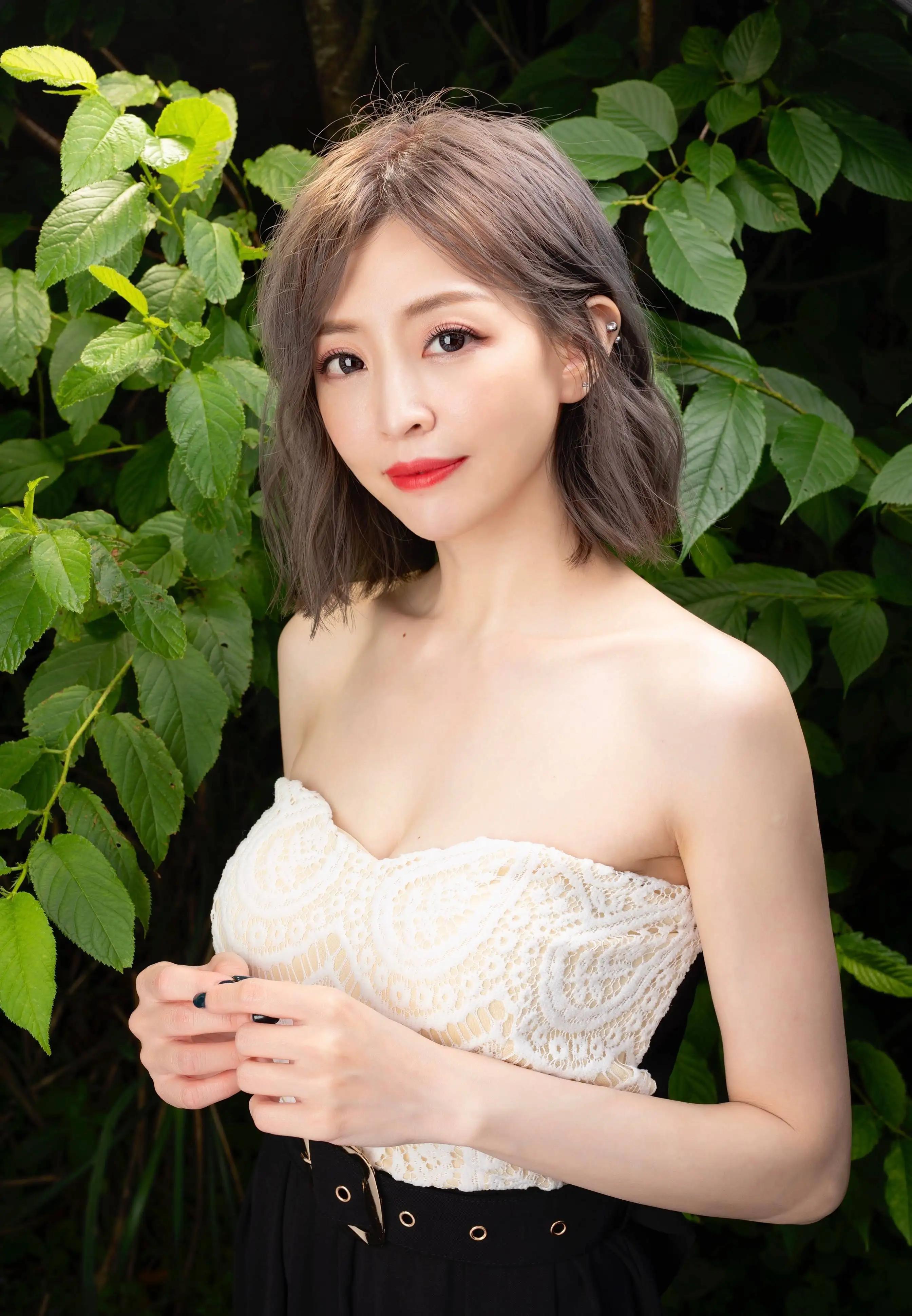 冰肌自是生来瘦，美女车模时尚壁纸图片