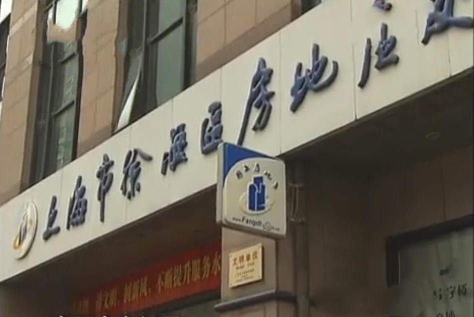 2009年8旬老人将房产证借给孙女，房子被转走，老人：不是亲孙女