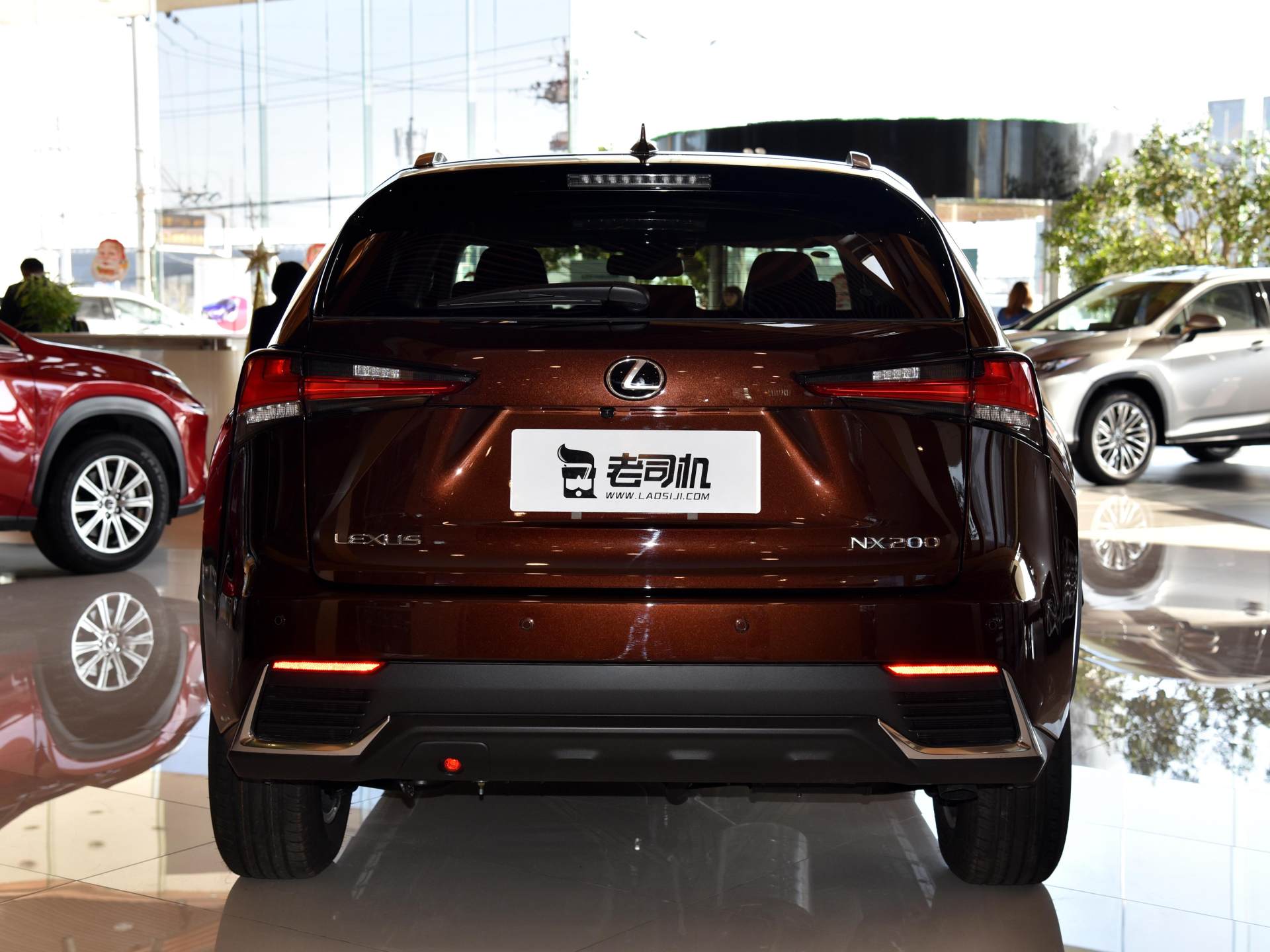 原装进口的中型SUV，油耗低价格实惠，实拍雷克萨斯NX
