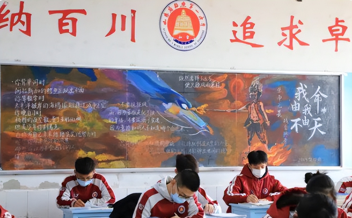高中生满分“黑板报”火了，隔壁班慕名而来，老师看完舍不得擦
