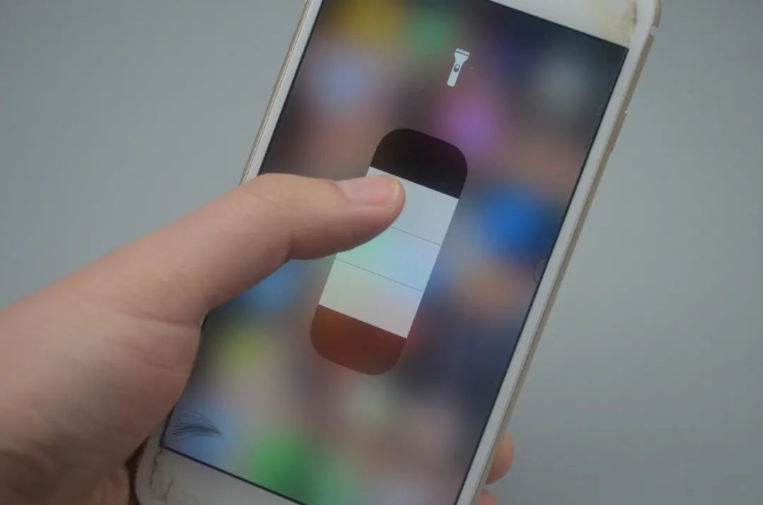 手机自带的手电筒，还隐藏着2个实用功能，一个比一个实用