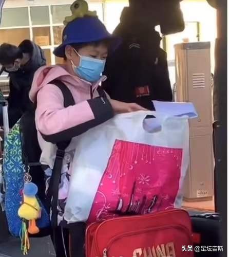 全红婵解封出关返回北京，穿衣单薄手指冻红，被保安查验忙找证明