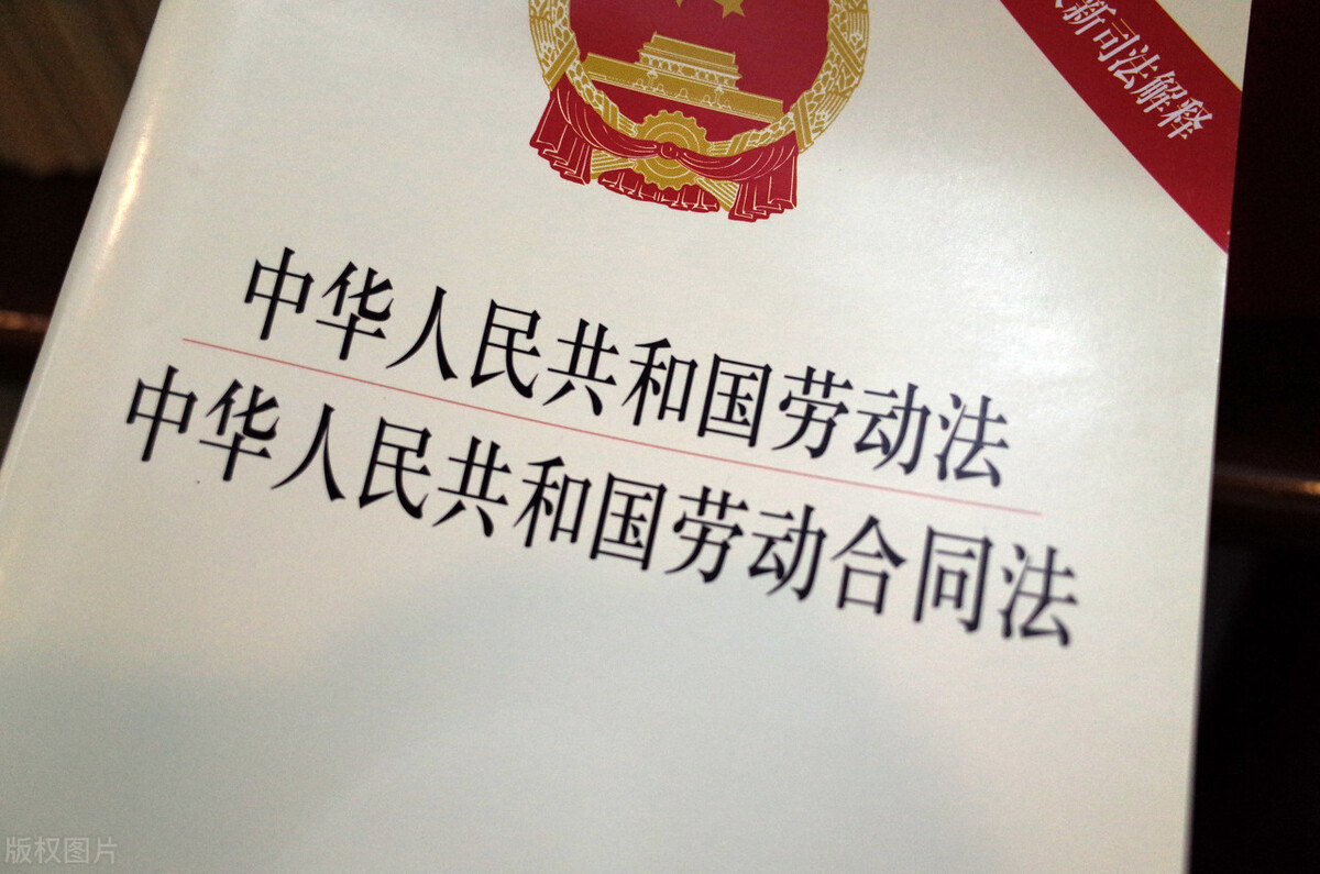 无固定期限合同签了，年底要被解雇，单位应按2倍标准赔偿吗？