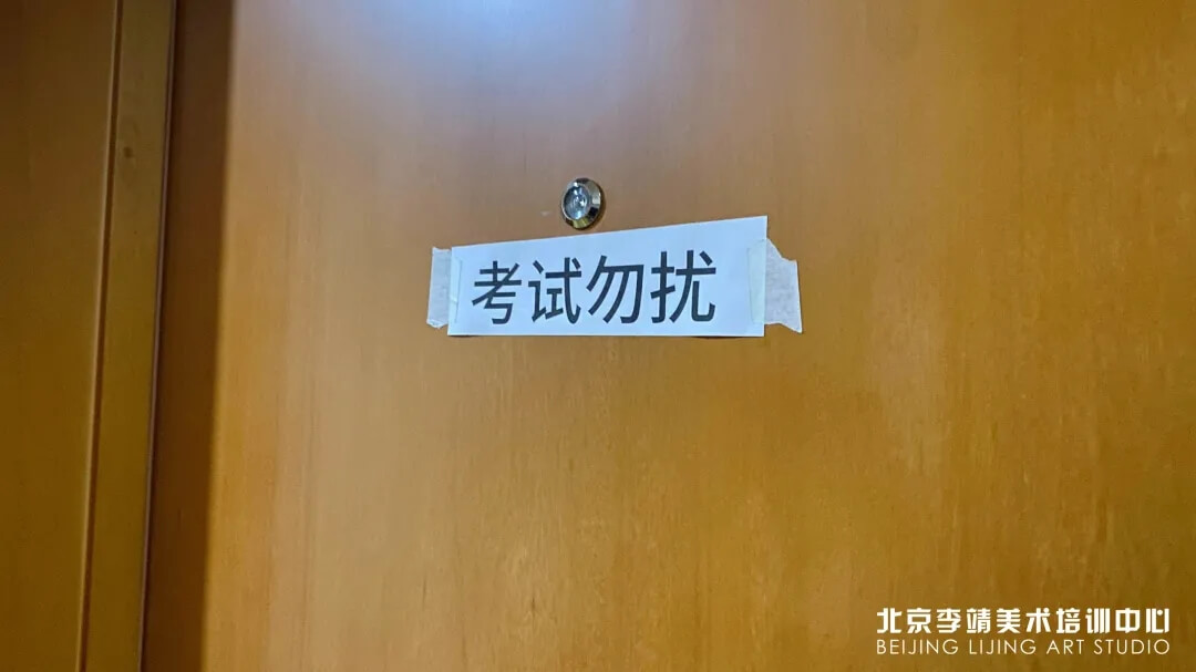 考试中勿扰打包试卷核对每个学生邮寄单信息反复确认数量,保证试卷无