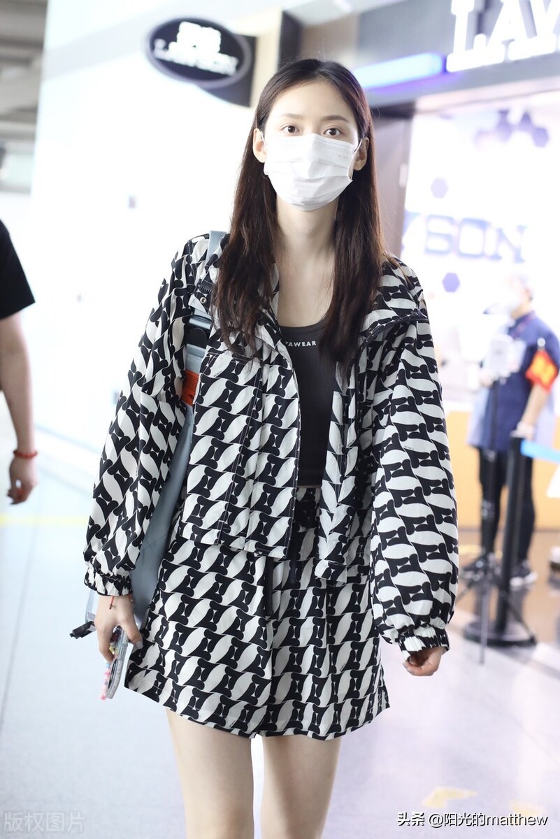 街拍：孙伊涵几何印花外套+运动鞋+白色短袜随性休闲