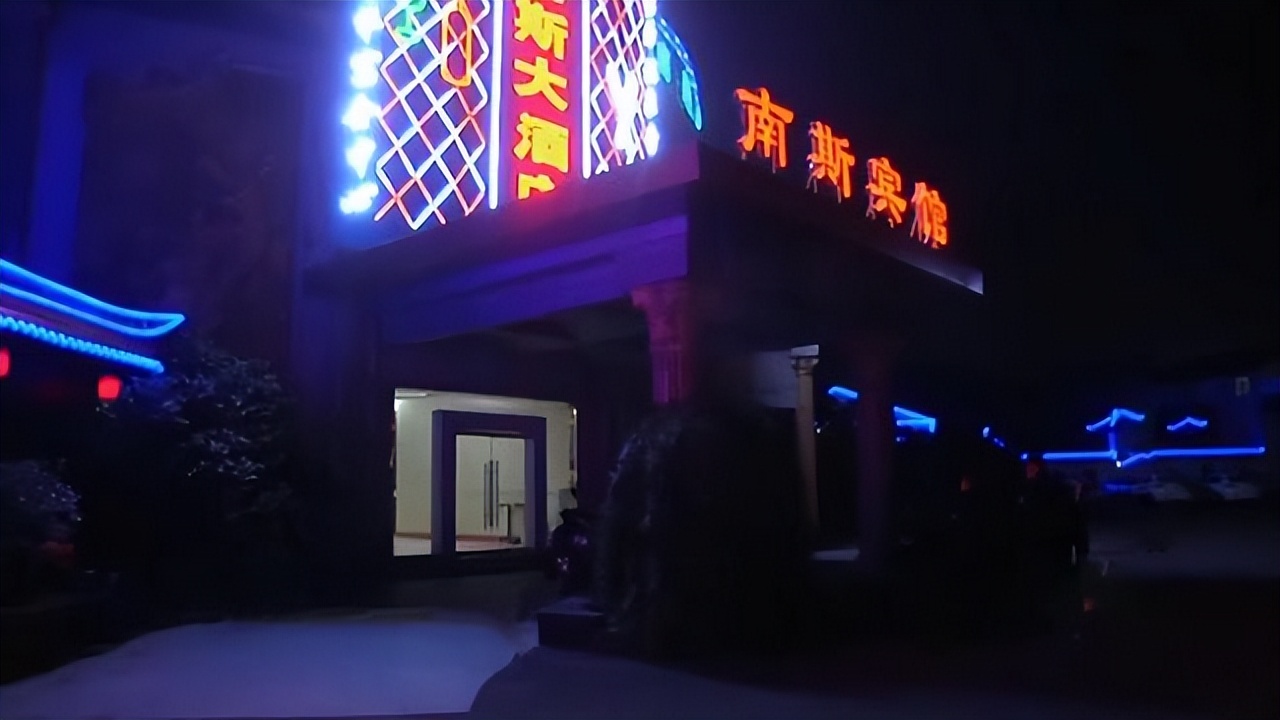 17年苏州运河夜夜有美女登船，警方锁定旧货船，破门后被震撼到了