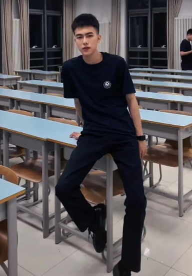 公安大学校草走红，撞脸“王一博”，网友：拼搏百天我要上公大