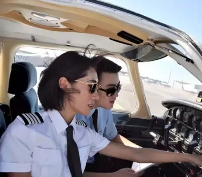 重庆女孩大二退学，35岁离婚，37岁卖房学飞行，43岁环球单飞成功