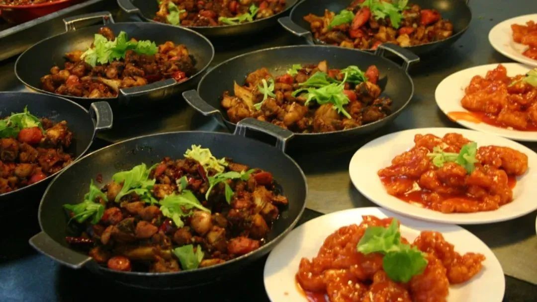 “恐龙”守候，坐拥4大食堂、水上图书馆！2022，成都理工大学等你来！